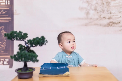 甘肃怀孕肚子中间凹两边凸